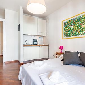 Central & Comfy Apartment With Veranda